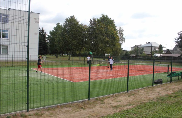 Senamiesčio gimnazijoje oficialiai atidarytas atnaujintas sporto aikštynas