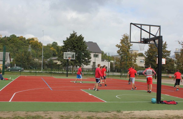 Senamiesčio gimnazijoje oficialiai atidarytas atnaujintas sporto aikštynas