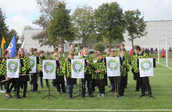 Senamiesčio gimnazijoje oficialiai atidarytas atnaujintas sporto aikštynas