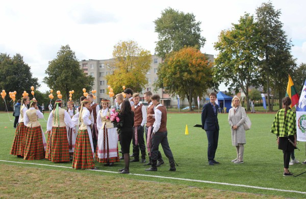 Senamiesčio gimnazijoje oficialiai atidarytas atnaujintas sporto aikštynas