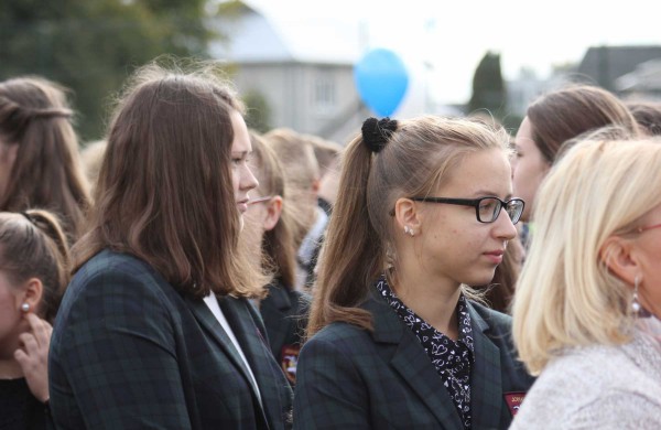 Senamiesčio gimnazijoje oficialiai atidarytas atnaujintas sporto aikštynas