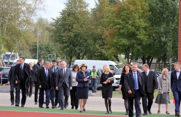 Senamiesčio gimnazijoje oficialiai atidarytas atnaujintas sporto aikštynas