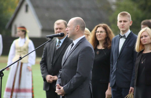 Senamiesčio gimnazijoje oficialiai atidarytas atnaujintas sporto aikštynas