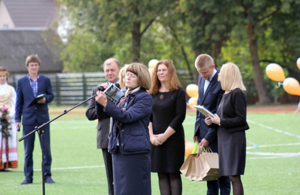 Senamiesčio gimnazijoje oficialiai atidarytas atnaujintas sporto aikštynas