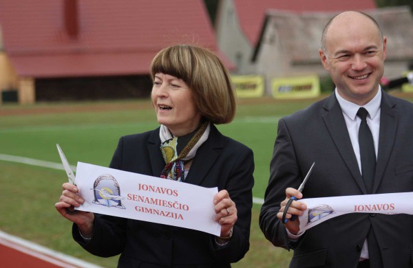 Senamiesčio gimnazijoje oficialiai atidarytas atnaujintas sporto aikštynas