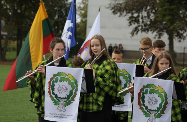 Senamiesčio gimnazijoje oficialiai atidarytas atnaujintas sporto aikštynas