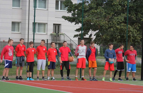 Senamiesčio gimnazijoje oficialiai atidarytas atnaujintas sporto aikštynas