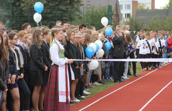 Senamiesčio gimnazijoje oficialiai atidarytas atnaujintas sporto aikštynas