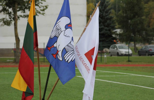 Senamiesčio gimnazijoje oficialiai atidarytas atnaujintas sporto aikštynas