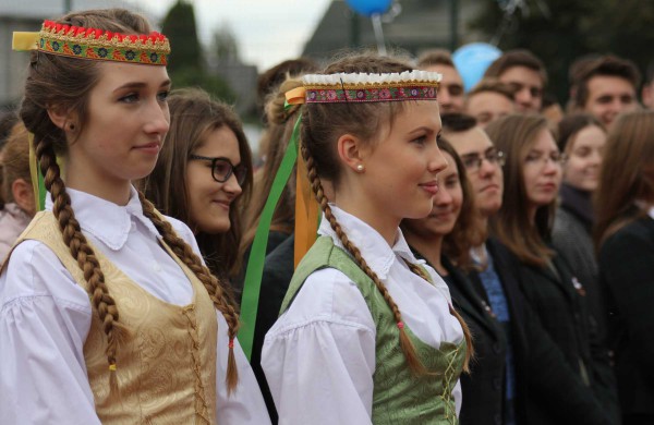 Senamiesčio gimnazijoje oficialiai atidarytas atnaujintas sporto aikštynas