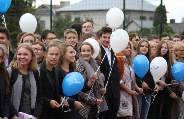 Senamiesčio gimnazijoje oficialiai atidarytas atnaujintas sporto aikštynas