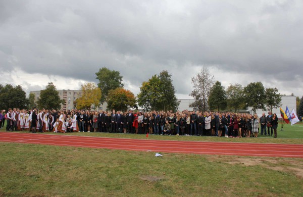 Senamiesčio gimnazijoje oficialiai atidarytas atnaujintas sporto aikštynas