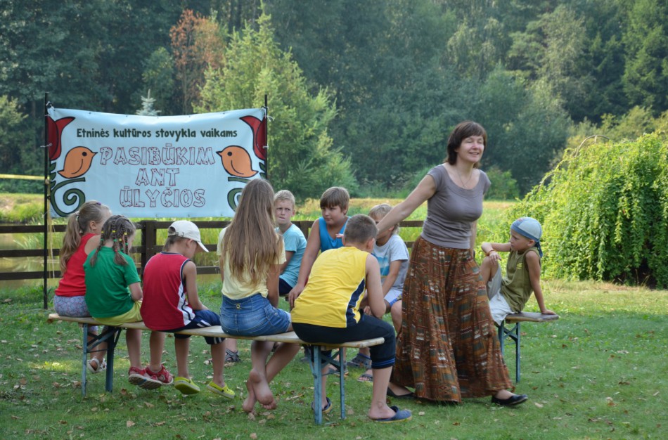 Vaikai klūpojo ant žirnių, gėrė kafiją ir valgė sausienę
