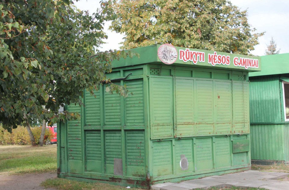 Nubaustas rūkytais mėsos gaminiais prekiaujančio kiosko prekybininkas