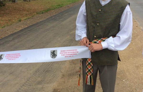 Užusalių seniūnijoje baigti pėsčiųjų-dviračio tako įrengimo darbai