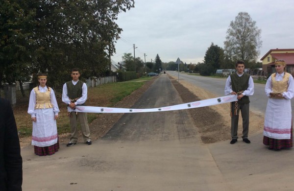 Užusalių seniūnijoje baigti pėsčiųjų-dviračio tako įrengimo darbai