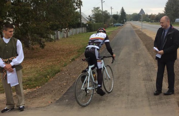 Užusalių seniūnijoje baigti pėsčiųjų-dviračio tako įrengimo darbai