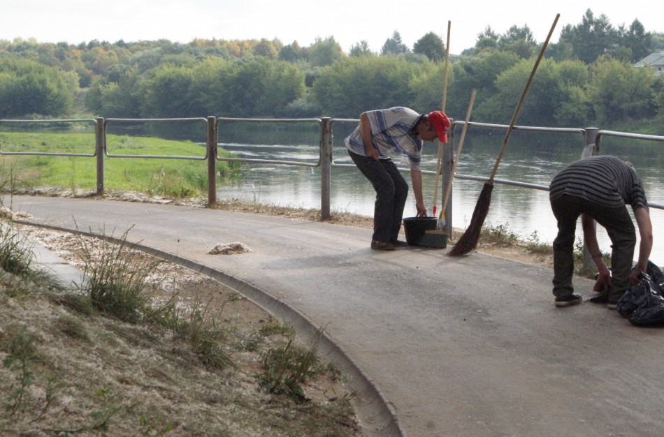 Akiratyje - netvarkingi Kosmonautų gatvės kiemai ir vabzdžiais nusėtas miesto tiltas