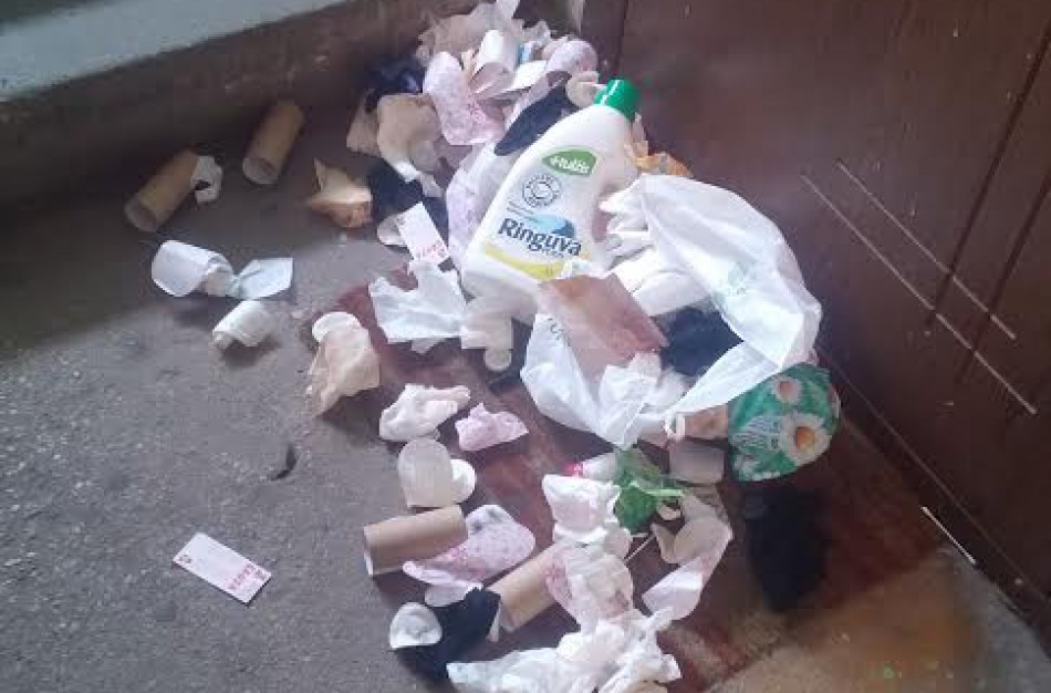 Sodų gatvės daugiabučio gyventojai ieško šiukšlintojo