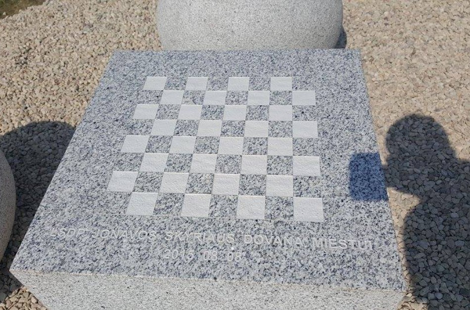 Jonavos socialdemokratai miestui dovanoja lauko šachmatų stalą