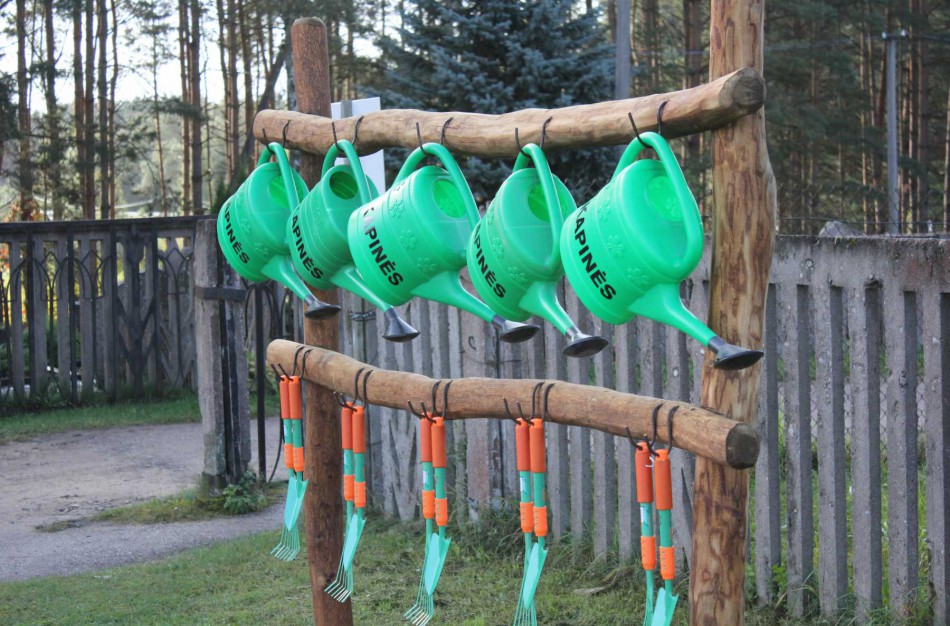 Kapinėse – įrankiai kapų priežiūrai