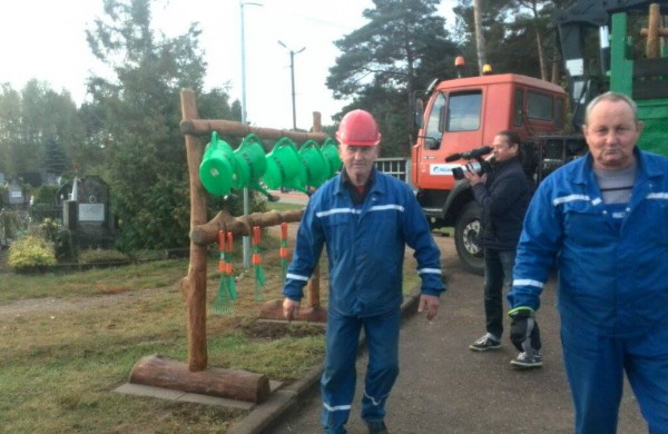 Kapinėse – įrankiai kapų priežiūrai