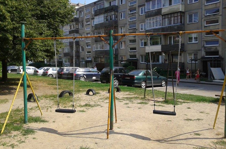 Kosmonautų gatvės gyventojai dėkoja už sūpynes