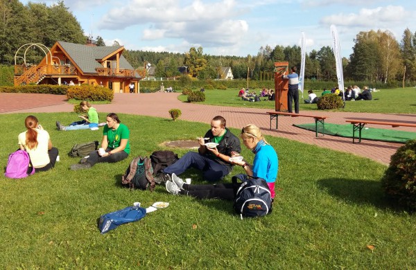 Pėsčiųjų žygyje - dvigubas rekordas: kilometrai atbulomis ir nuospaudų skaičius