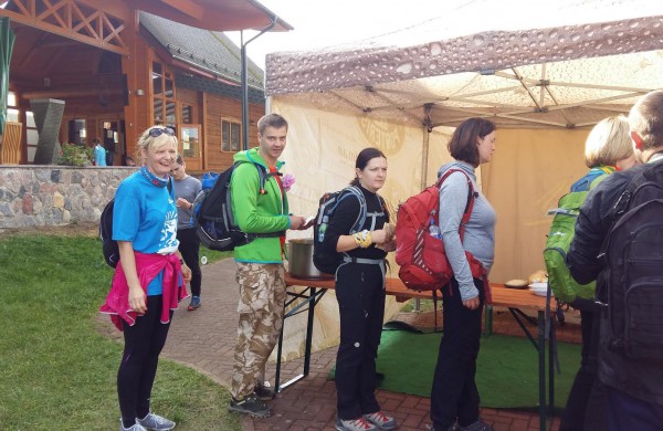 Pėsčiųjų žygyje - dvigubas rekordas: kilometrai atbulomis ir nuospaudų skaičius