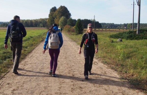 Pėsčiųjų žygyje - dvigubas rekordas: kilometrai atbulomis ir nuospaudų skaičius
