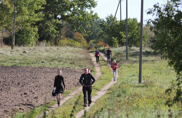 Pėsčiųjų žygyje - dvigubas rekordas: kilometrai atbulomis ir nuospaudų skaičius