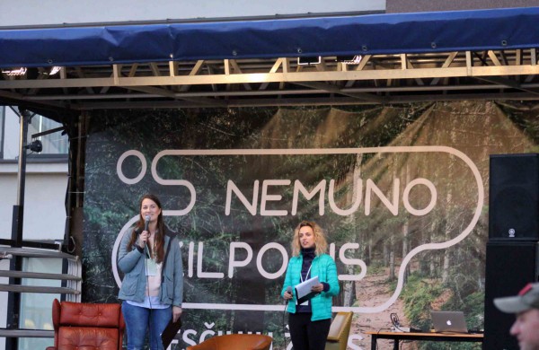 Pėsčiųjų žygyje - dvigubas rekordas: kilometrai atbulomis ir nuospaudų skaičius