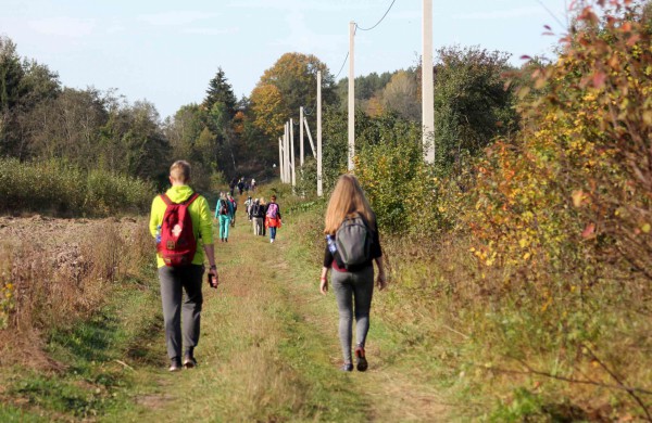 Pėsčiųjų žygyje - dvigubas rekordas: kilometrai atbulomis ir nuospaudų skaičius