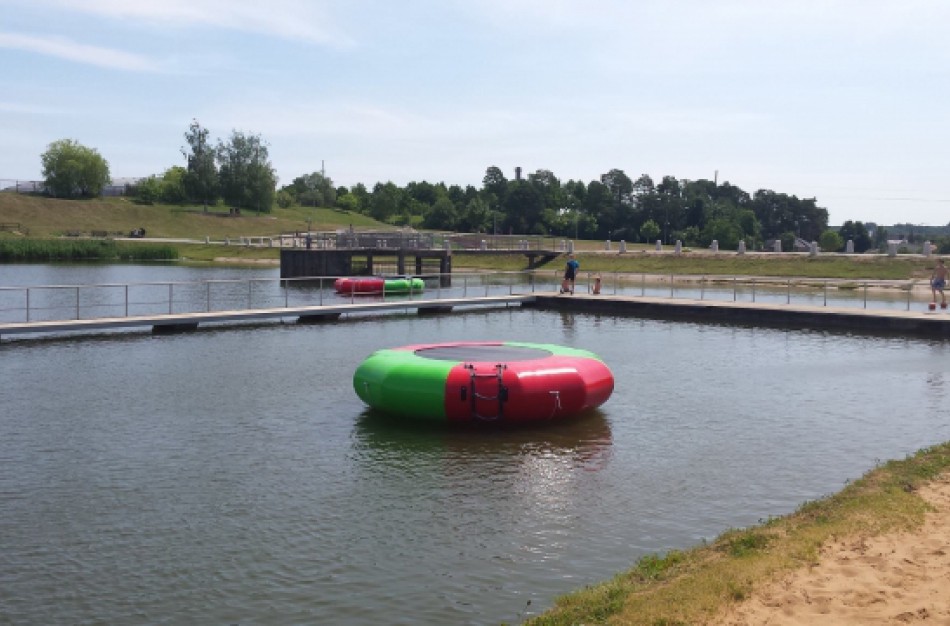 Vandens batutus supjaustė peiliais