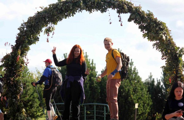 Pėsčiųjų žygyje - dvigubas rekordas: kilometrai atbulomis ir nuospaudų skaičius