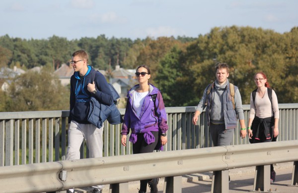 Pėsčiųjų žygyje - dvigubas rekordas: kilometrai atbulomis ir nuospaudų skaičius