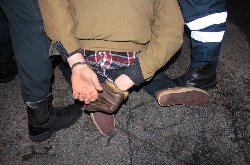 Jonavos rajone sulaikomas vyras į patrulį metė peilį