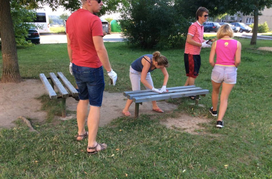 Rimkų mikrorajonui jaunimas dovanoja išdažytus suoliukus