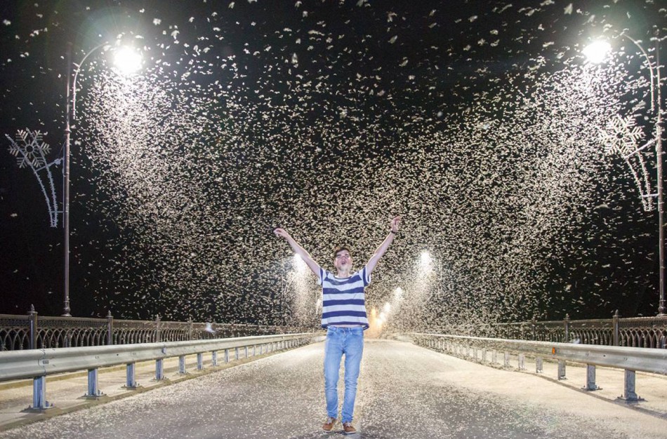 Virš Jonavos miesto tilto – tuntai vienadienių vabzdžių