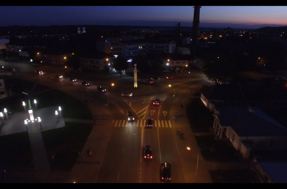 Aštuoniolikmečio jonaviečio dainoje ir vaizdo klipe „Kelias į niekur“ – vakarinės Jonavos vaizdai