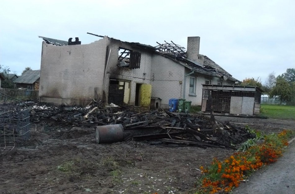 Žeimių miestelyje - du gaisrai: sudegė ūkinis pastatas, apdegė kombainas