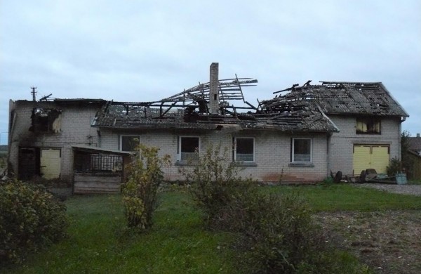 Žeimių miestelyje - du gaisrai: sudegė ūkinis pastatas, apdegė kombainas