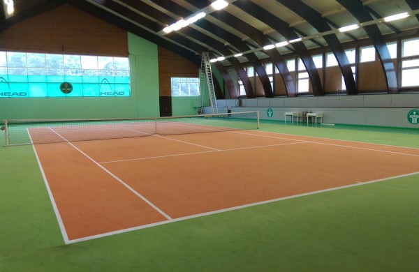 Užsukite: smelioklubas.lt – paplūdimio tinklinis ant šilto smėlio, uždaras teniso kortas, baseinas ir pirtis