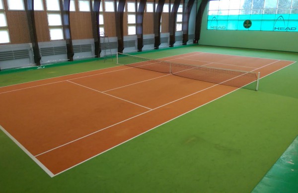 Užsukite: smelioklubas.lt – paplūdimio tinklinis ant šilto smėlio, uždaras teniso kortas, baseinas ir pirtis