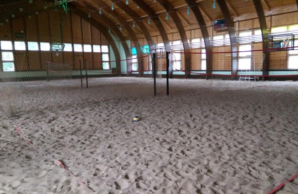 Užsukite: smelioklubas.lt – paplūdimio tinklinis ant šilto smėlio, uždaras teniso kortas, baseinas ir pirtis