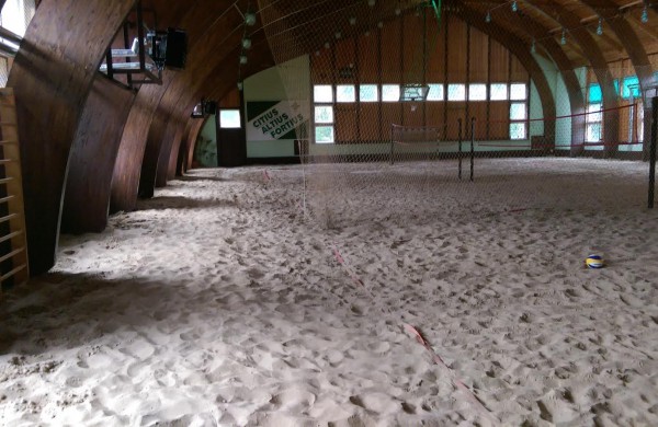 Užsukite: smelioklubas.lt – paplūdimio tinklinis ant šilto smėlio, uždaras teniso kortas, baseinas ir pirtis