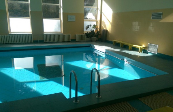 Užsukite: smelioklubas.lt – paplūdimio tinklinis ant šilto smėlio, uždaras teniso kortas, baseinas ir pirtis