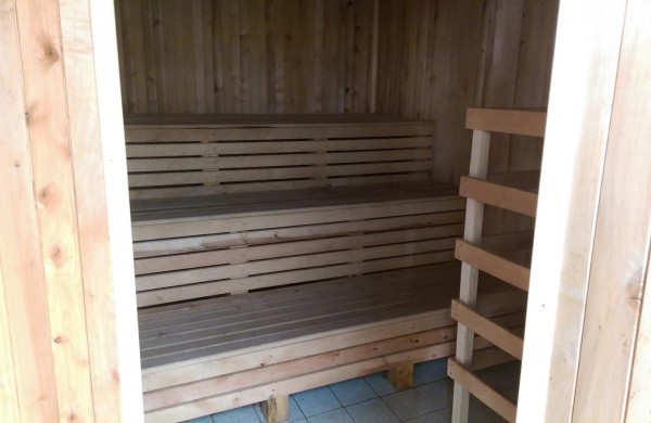 Užsukite: smelioklubas.lt – paplūdimio tinklinis ant šilto smėlio, uždaras teniso kortas, baseinas ir pirtis