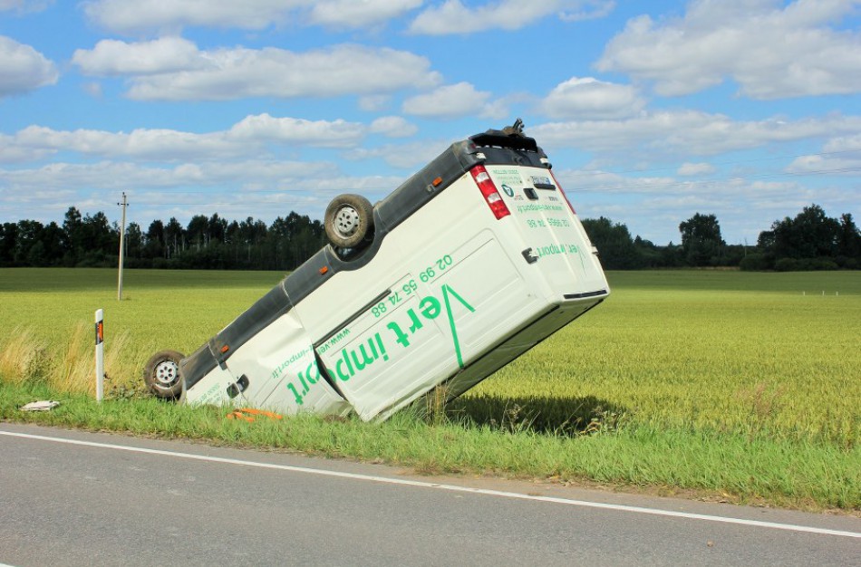 Kelyje į Kėdainius apvirto mikroautobusas