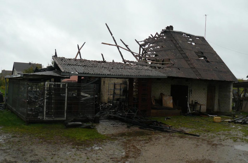 Užusalių seniūnijoje sudegė ūkinis pastatas ir automobilis
